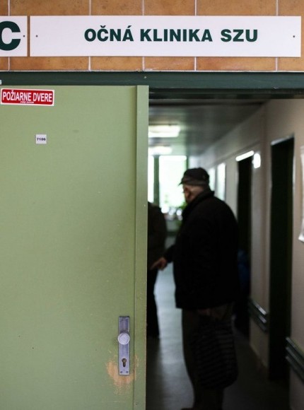 Na Antolskej sa rozpadá očné oddelenie. Môžu si to odniesť pacienti